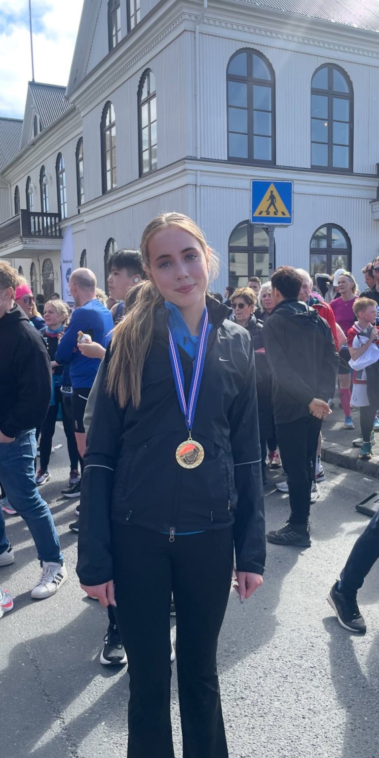 Anna Metta Óskarsdóttir með verðlaunin fyrir 5km hlaupið
