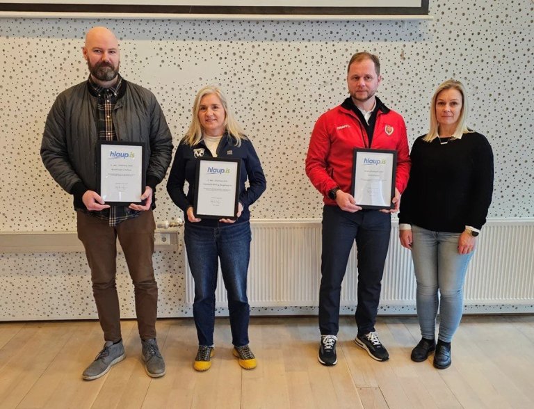 Elvar Atli Hallsson stjórnarmaður Frjálsíþróttadeildar Selfoss tók við viðurkenningunni. Elvar Atli …