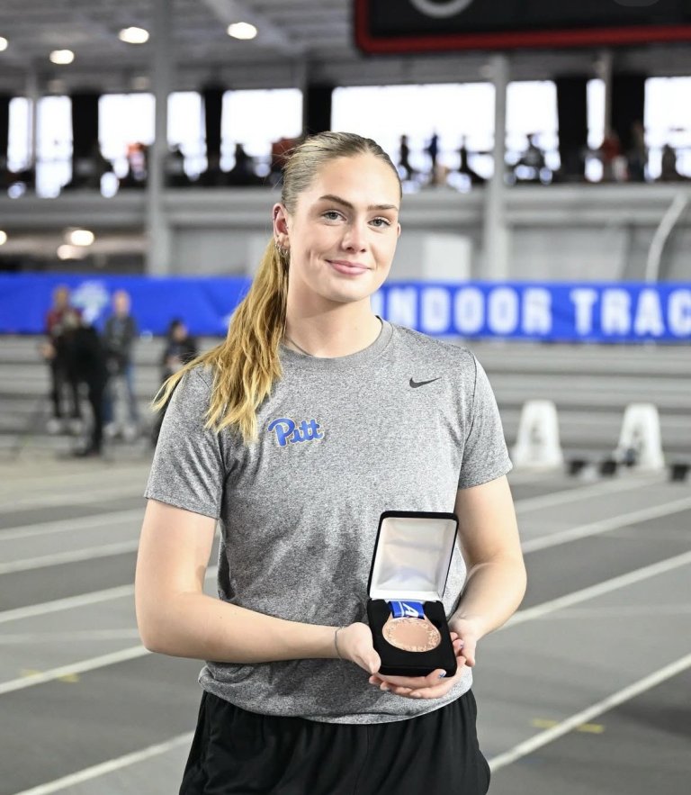 Eva María með verðlaunin sín fyrir að stökkva yfir 1.80m og lenda í 4.sæti