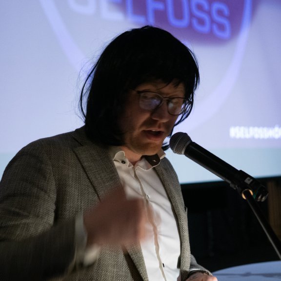 Eyþór Lárusson, þjálfari mfl. kvenna, mætti með einkar glæsilega hárkollu.  Hér er hann að keyra í gang verðlaunaafhendinguna.