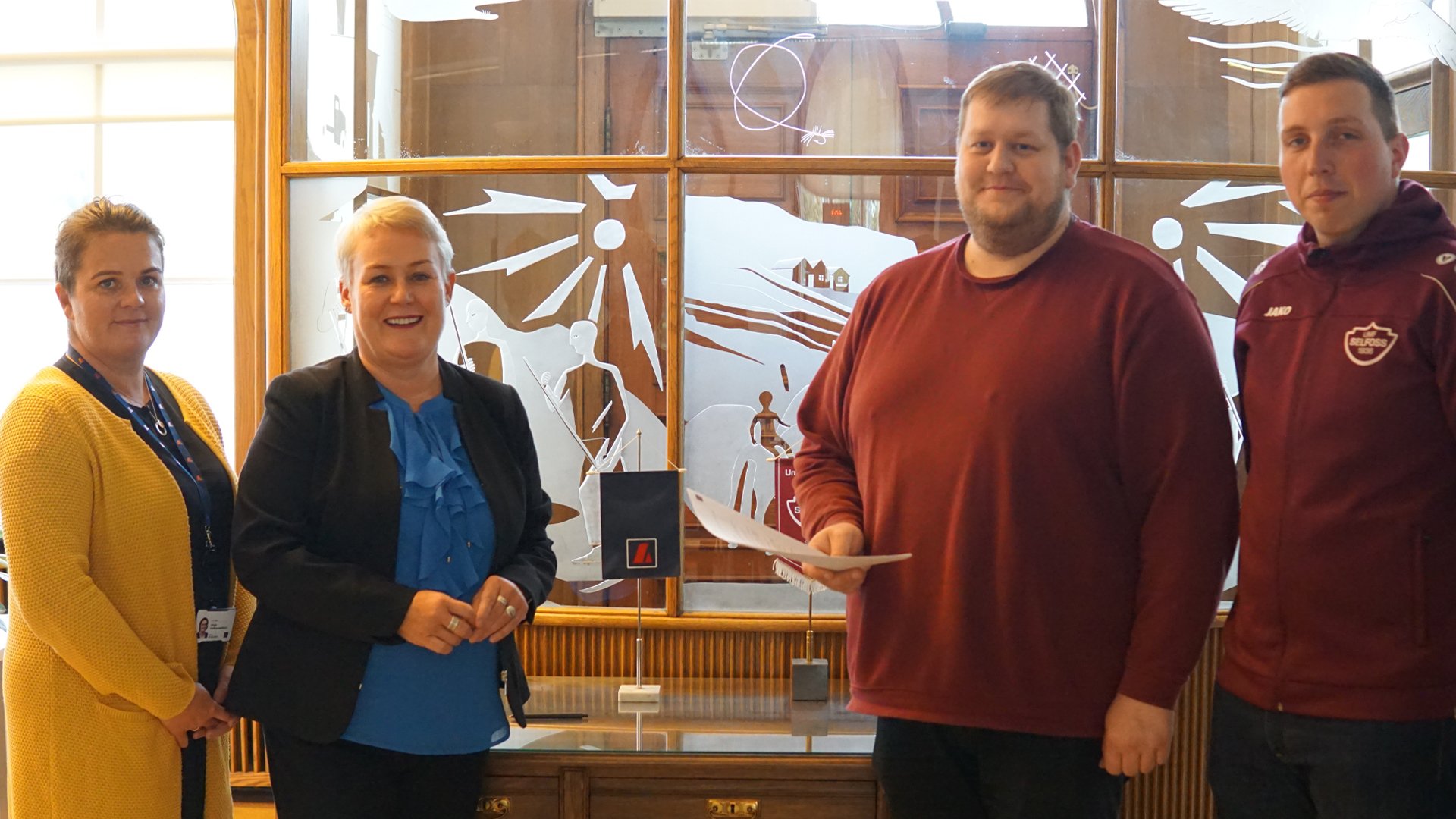 Við undirskrift á samstarfssamning í húsakynnum Landsbankans á Selfossi. F.v Helga Guðmundsdóttir og Nína Guðbjörg Pálsdóttir frá Landsbankanum og þeir Þorsteinn Rúnar Ásgeirsson og Einar Sindri Ólafsson frá handknattleiksdeildinni.