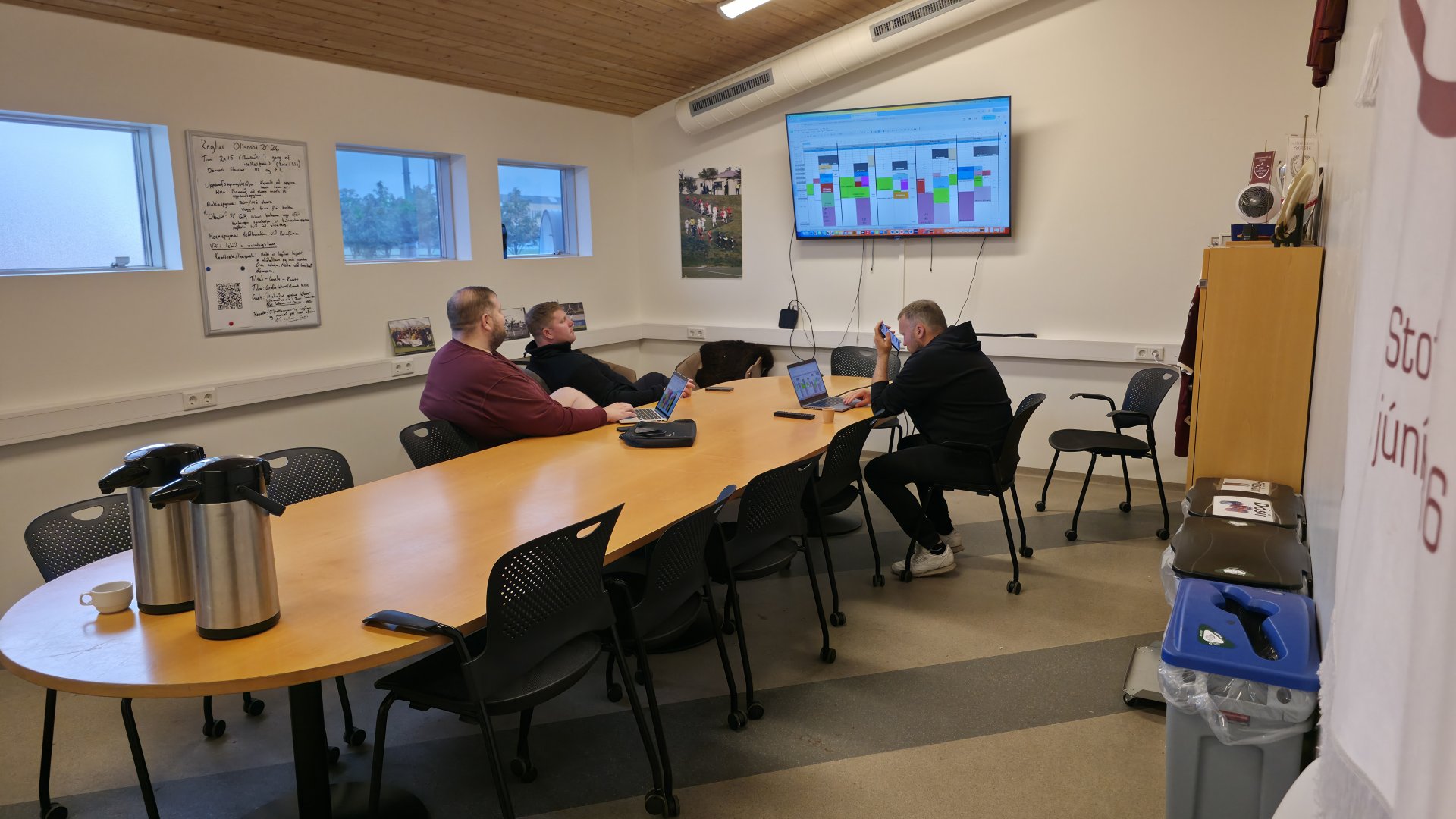 Þorsteinn Rúnar framkvæmdastjóri handknattleiksdeildar, Örn Þrastarson Mfl. þjálfari karla í handbolta og Gunnar Borgþórsson yfirþjálfari knattspyrnudeildar sitja yfir töflugerð.