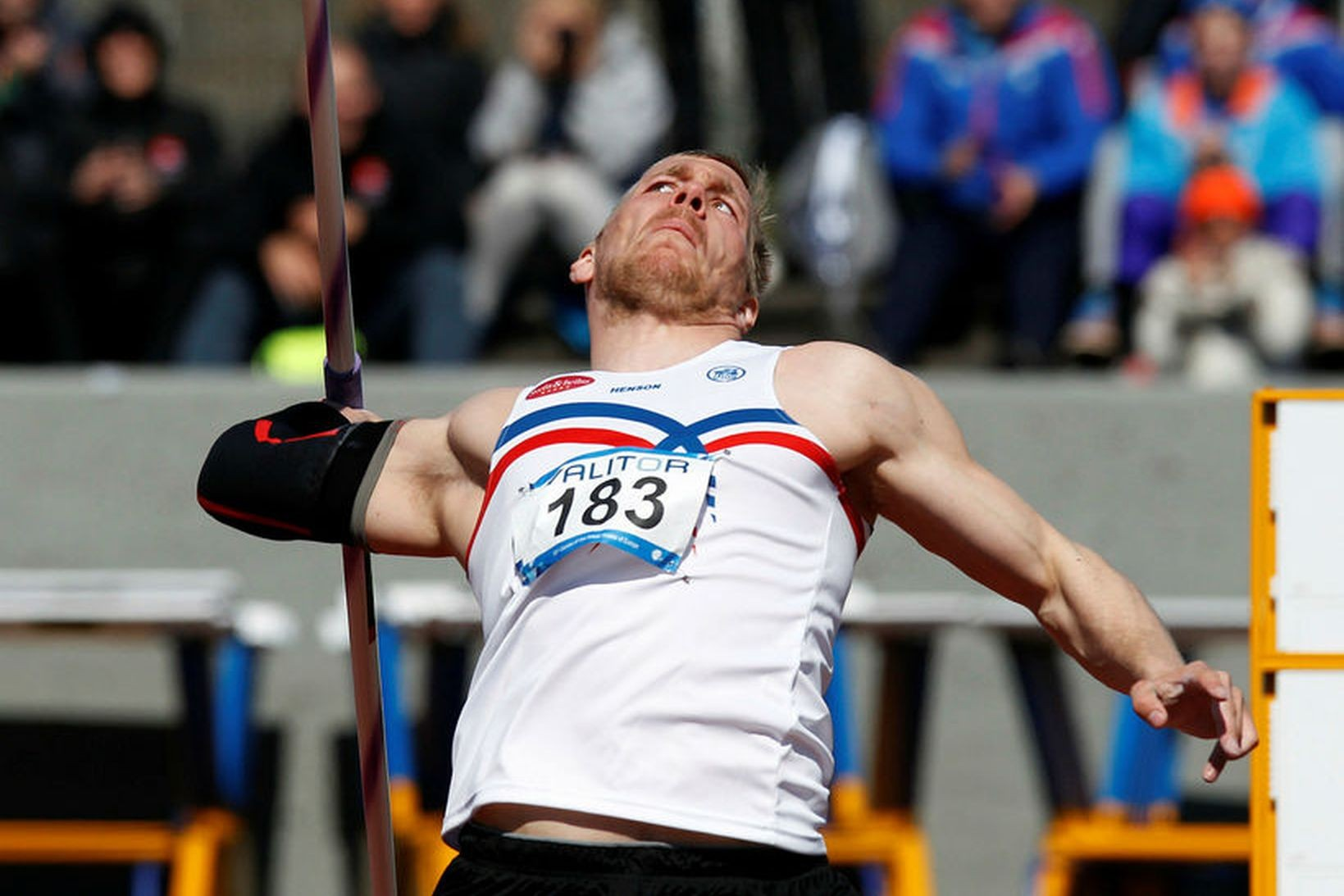Örn Davíðsson kastar spjotinu enn einu sinni til verðlauna