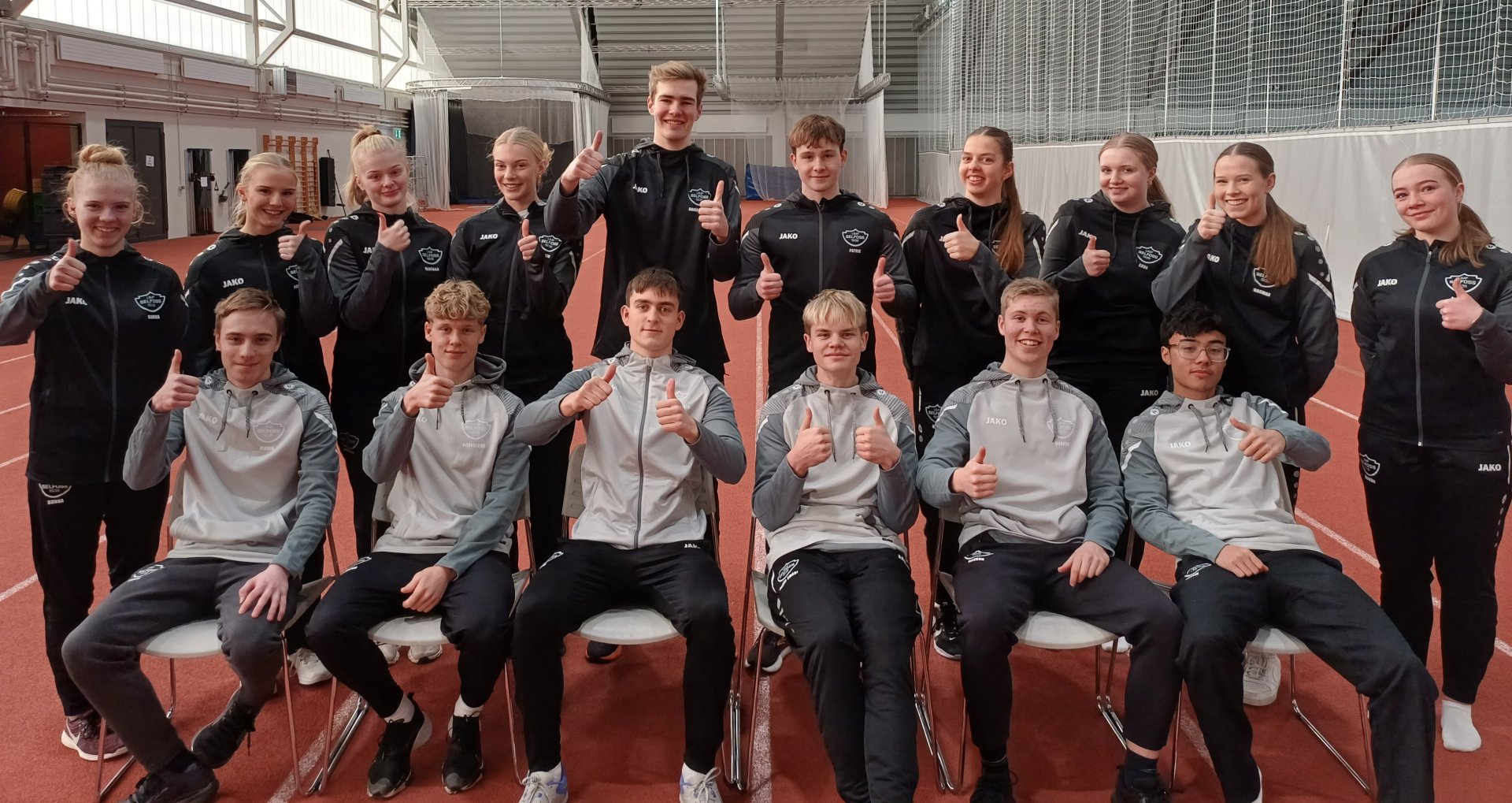 Á myndinni eru 16 af 19 iðkendum Frjálsíþróttaakademíunar sem starfrækt er í FSu