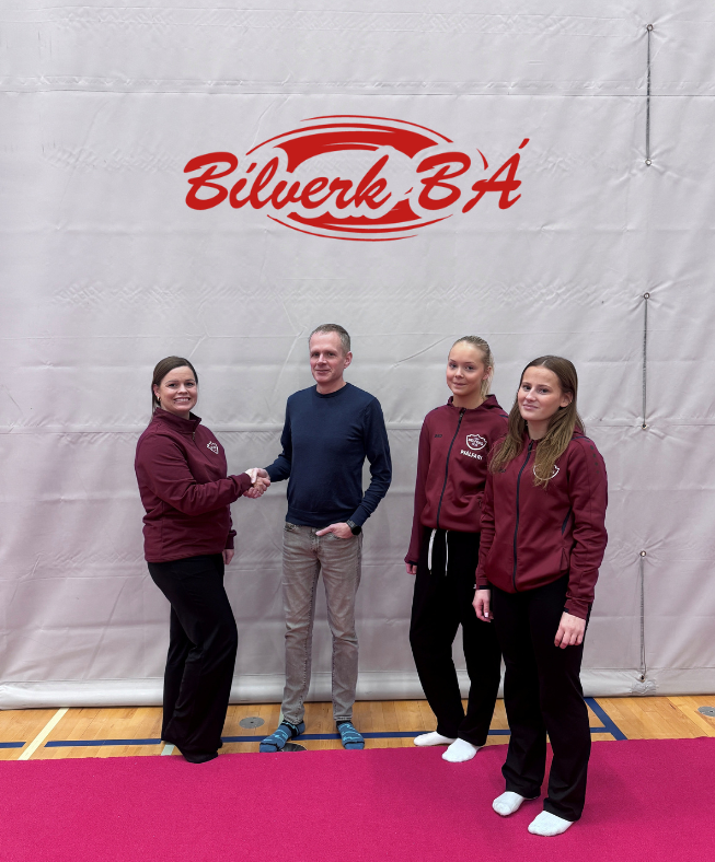 Bergþóra f.h. fimleikadeildarinnar og Árna Hjálmarssyni frá Bílverk BÁ við undirritun, ásamt Magdalenu Ósk og Elsu Karen, iðkendum í meistaraflokki. 