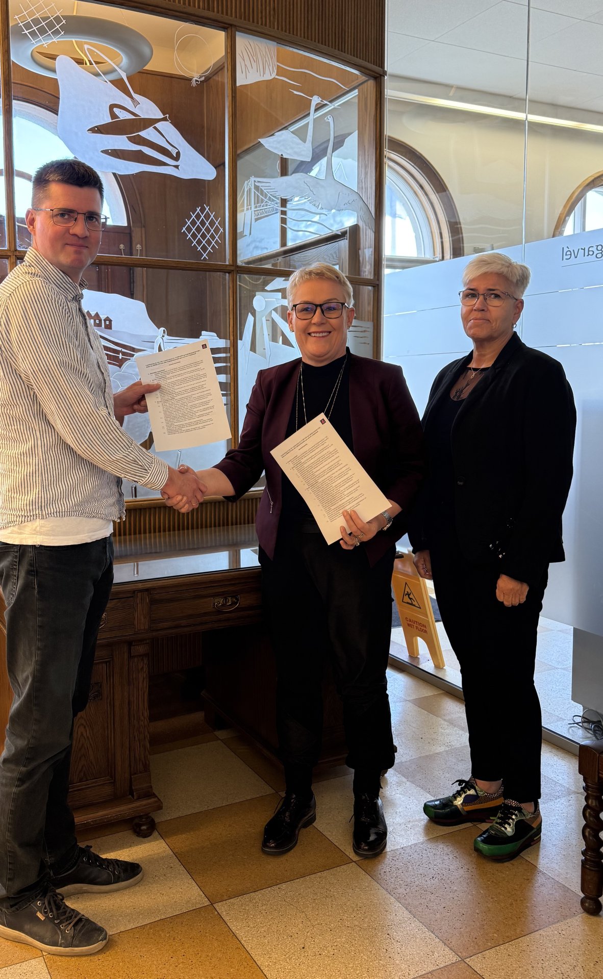 Endurnýjað samstarf innsiglað. Á myndinni eru Hjalti Jón Kjartansson formaður Frjálsíþróttadeildar Selfoss, Nína Pálsdóttir útibússtjóri Landsbankans á Selfossi og Arnrún Sigurmundsdóttir þjónustustjóri Landsbankans á Selfossi.
