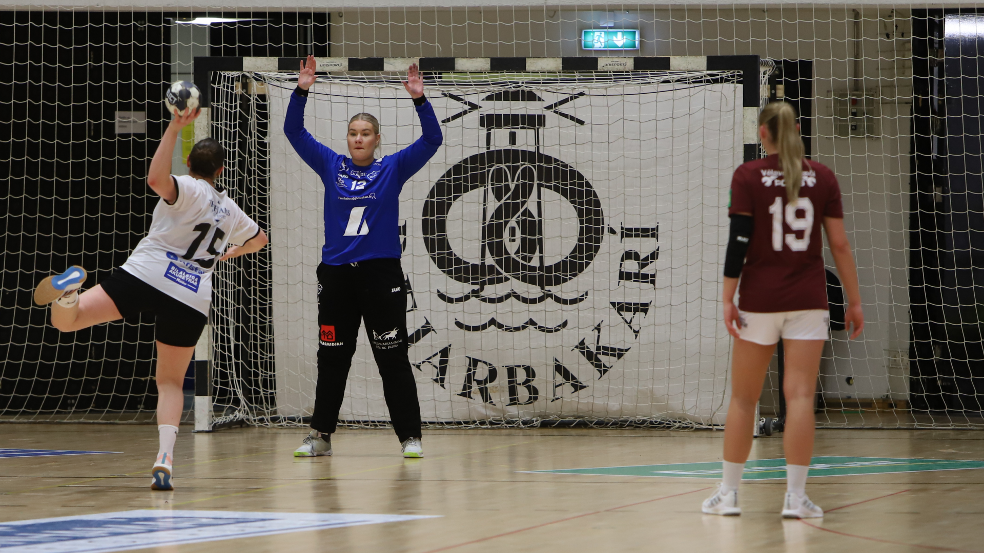 Cornelia Hermansson býr sig undir að verja vítakast, hún endaði leikinn með 48% markvörslu. Katla María Magnúsdóttir fylgist með álengdar en hún var markahæst með 8 mörk.
Mynd: ÁÞG