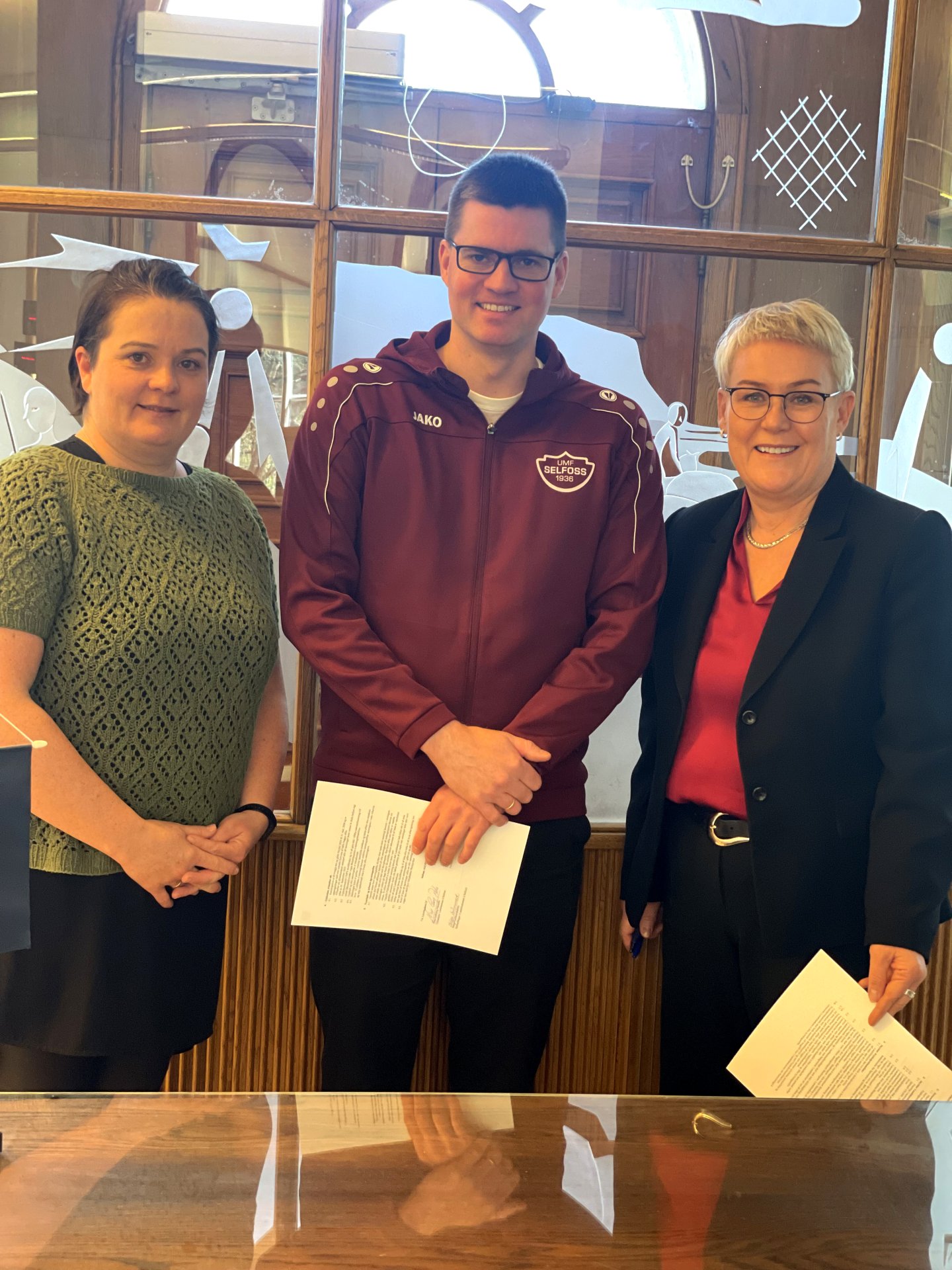 Á myndinni eru f.v.: Helga Guðmundsdóttir fjármálaráðgjafi, Hjalti Jón Kjartansson, formaður frjálsíþróttardeildarinnar og Nína G. Pálsdóttir, útibússtjóri á Selfossi.