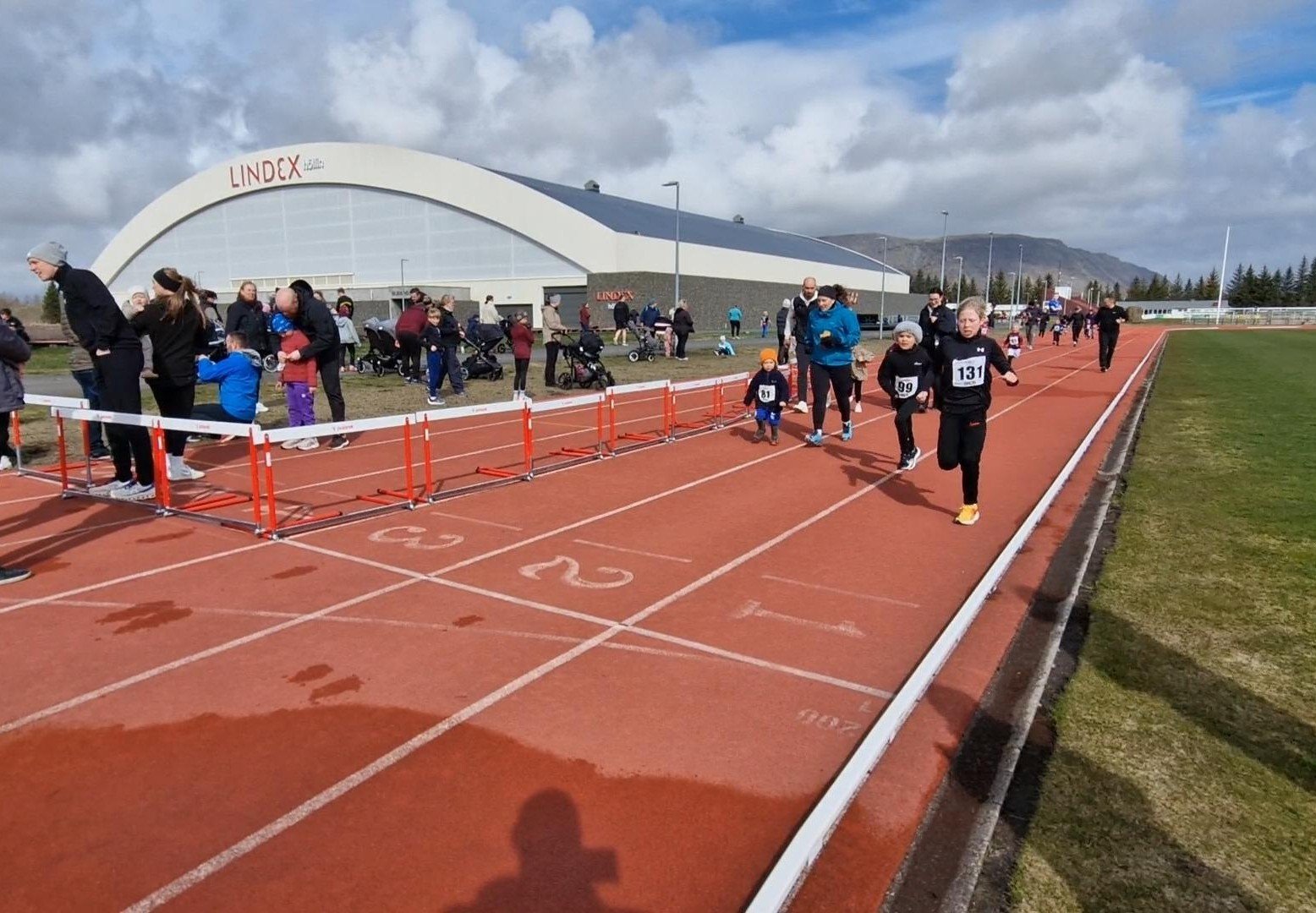 Sprækir hlauparar að koma í mark í fyrsta Grýlupottahlaupi ársins 2025
