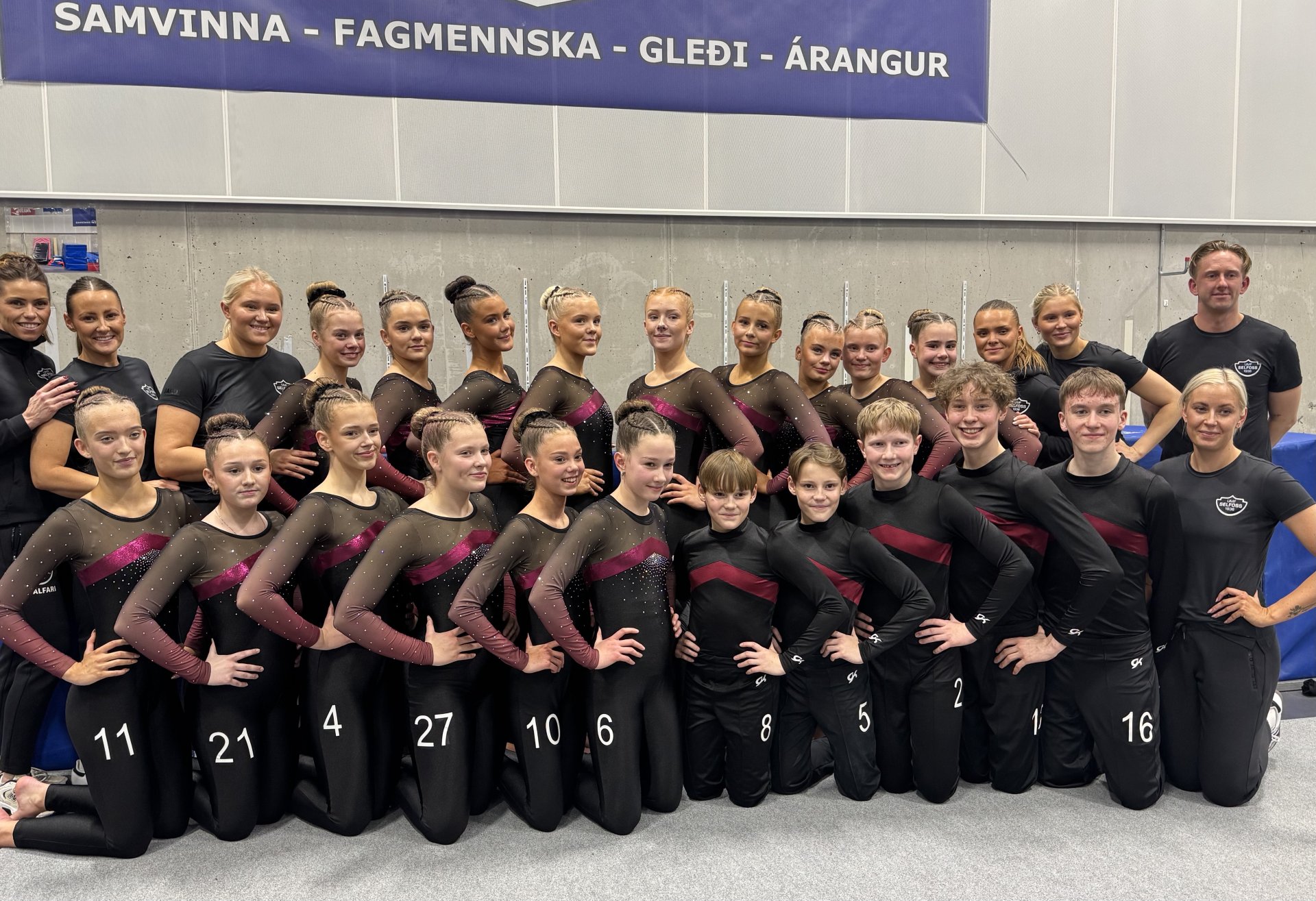 1. flokkur stúlkna og 1. flokkur mix ásamt þjálfurum eftir Haustmót 