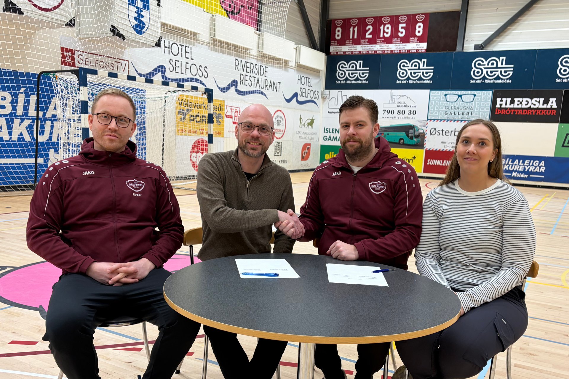 Eyþór Lárusson þjálfari meistaraflokks kvenna, Hilmar Guðlaugsson nýráðinn afreksþjálfari, Hjörtur Leó Guðjónsson stjórn handknattleiksdeildar og Bertha María Arnarsdóttir stjórn handknattleiksdeildar