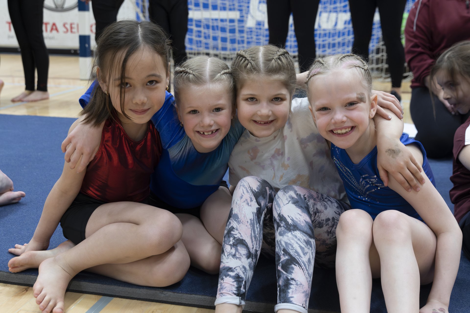 Kátar fimleikastúlkur á Minningar- og uppskeruhátíð í boði STUDIO SPORT 