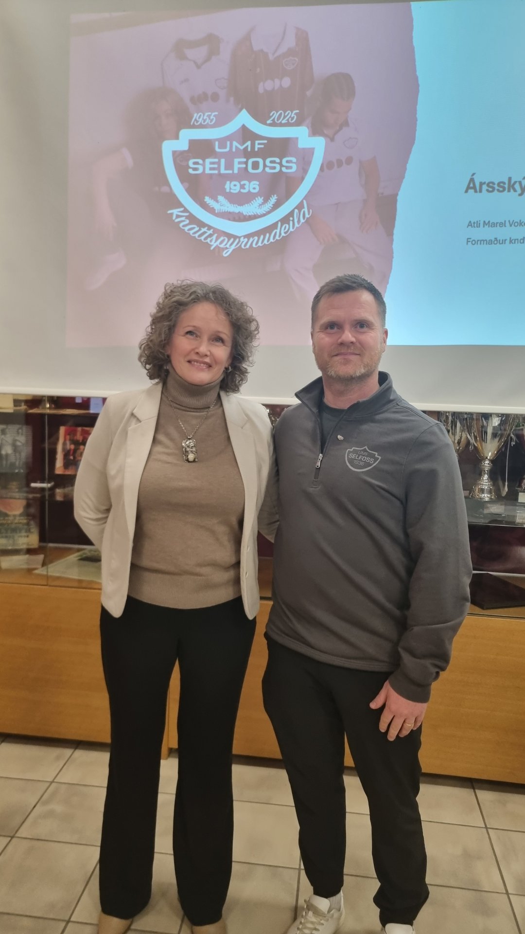 Brynhildur Jónsdóttir, fulltrúi framkvæmdastjórnar Umf. Selfoss, sæmdi Inga Rafn silfurmerki félagsins.