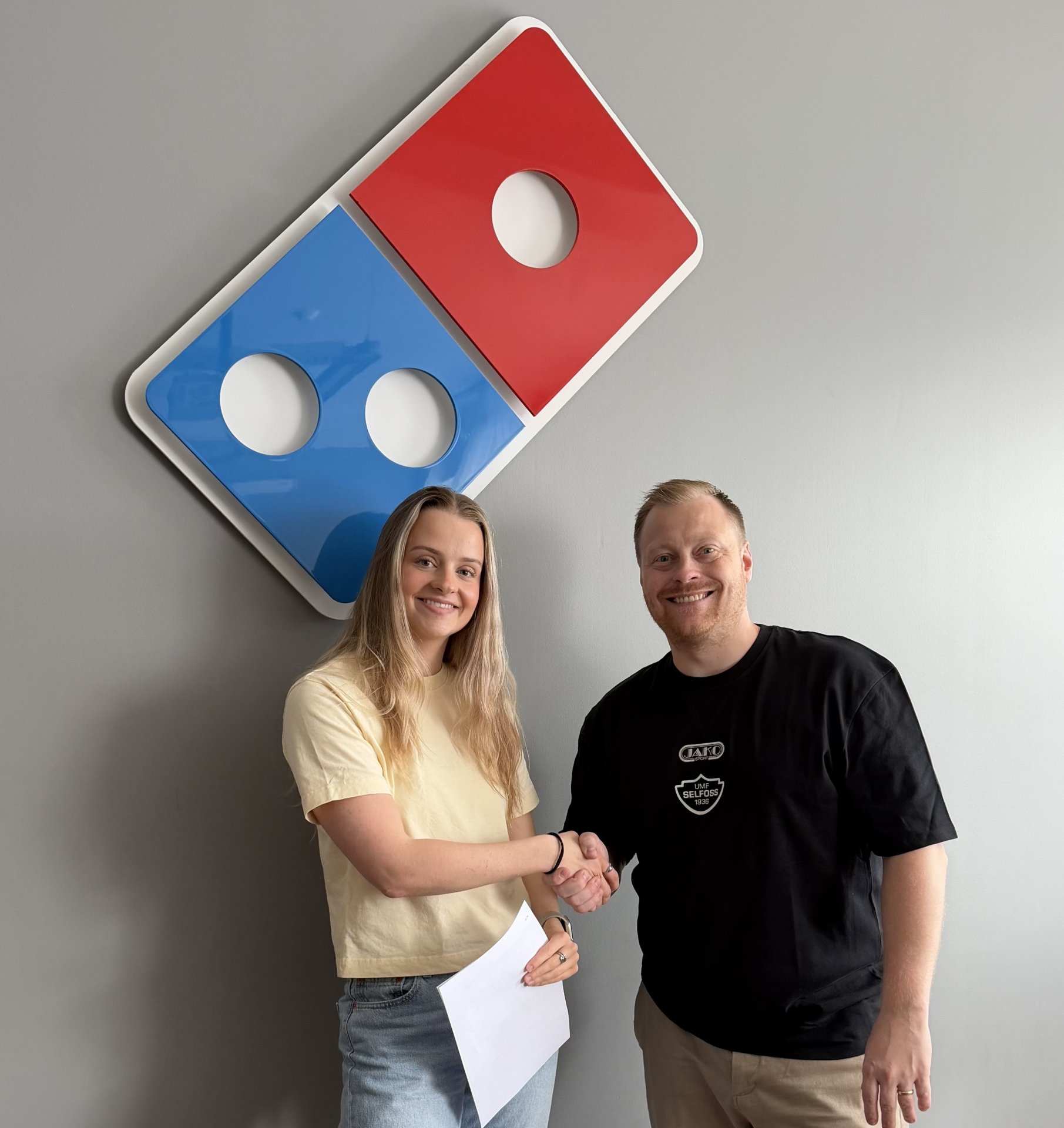 Katrín Ósk Axelsdóttir frá Domino's og Halldór Stefán Haraldsson framkvæmdastjóri Ungmennafélagsins við undirritunina.