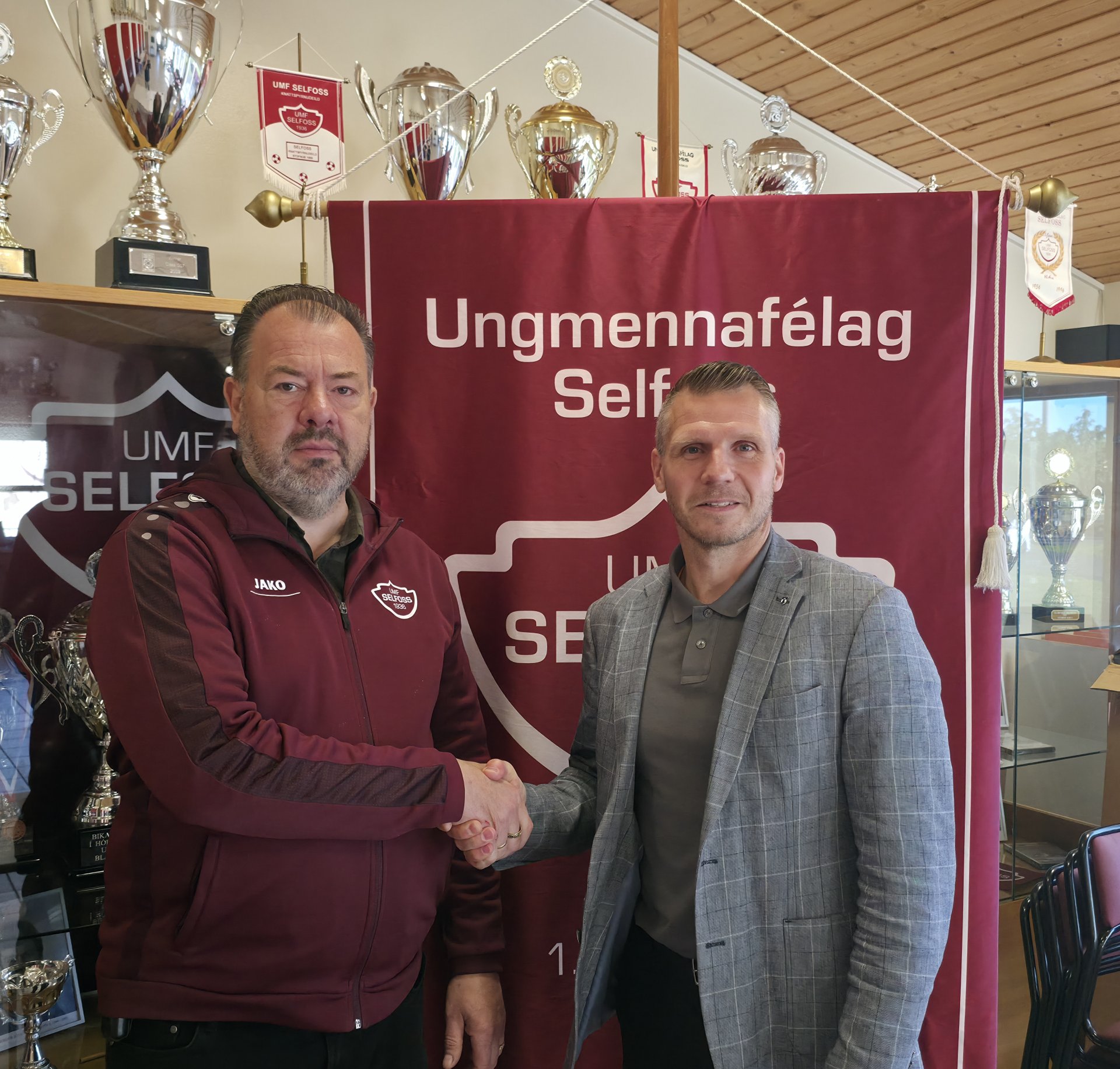 Helgi Sigurður Haraldsson (Formaður Umf. Selfoss) og Bragi Bjarnason (Bæjarstjóri) við undirritun samningsins.
