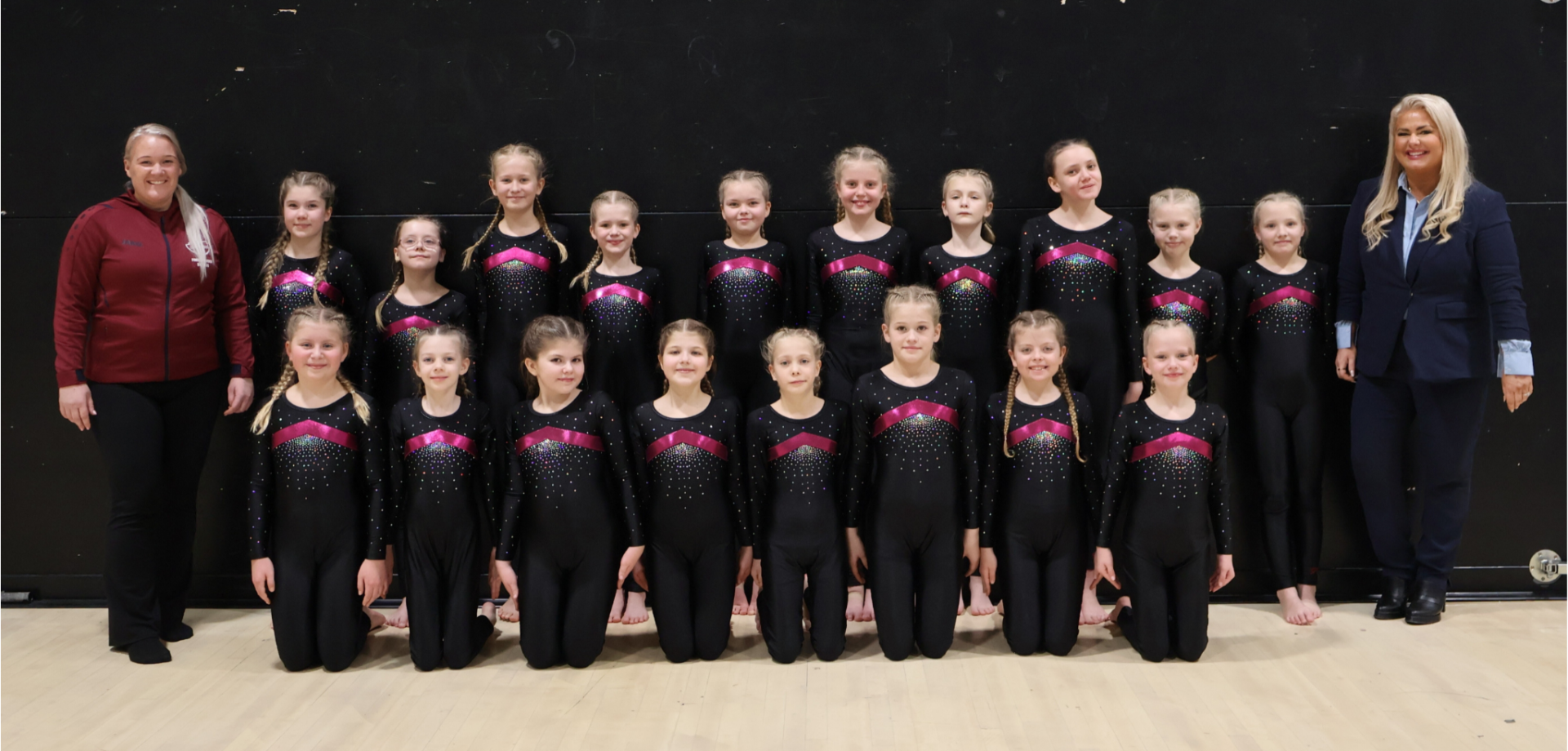 Andrea Ýr, formaður fimleikadeildar Selfoss og Elín Svafa frá Geysi ásamt iðkendum í 4. flokki á Haustmóti um helgina.