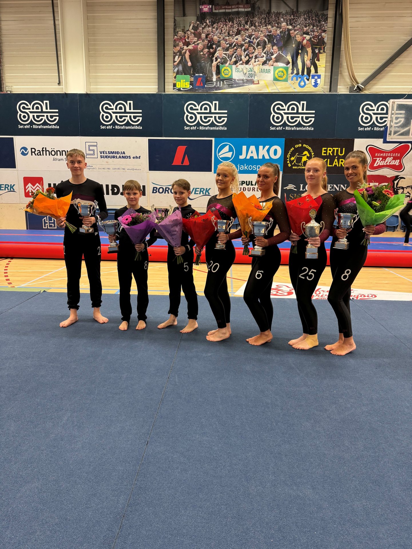 Iðkendur fimleikadeildarinnar sem fengu viðurkenningar í Minningarhátíðinni. Frá vinstri: Hinrik Jarl, Birgir Árni, Eiður Hilmar, Birta Rós, Helga Sonja, Kristín María og Victoria Ann.